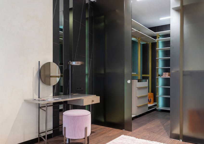 Le dressing luxueux (avec les finitions dorées et le pouf rose au centre