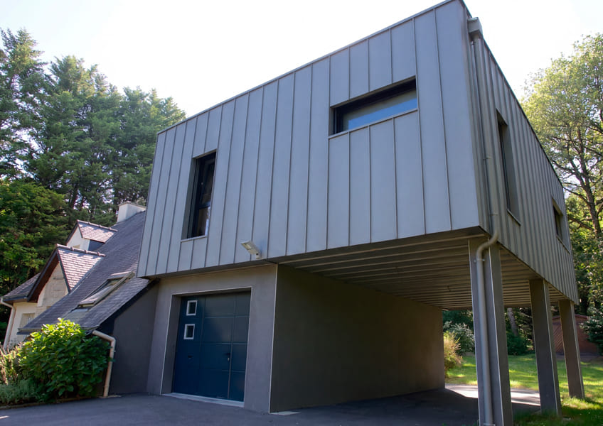 La maison moderne avec le bardage en zinc gris