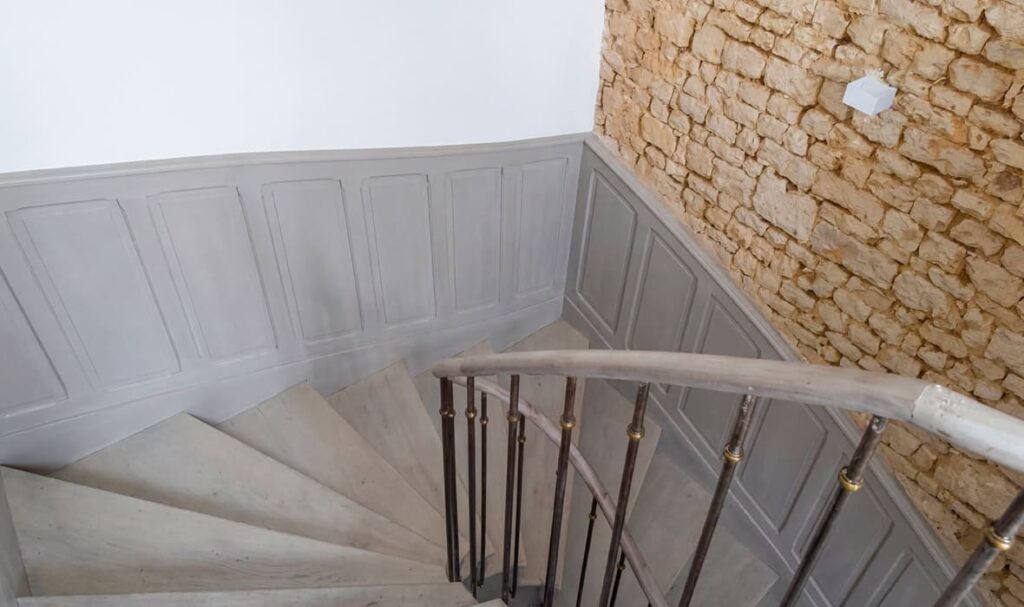 L’escalier gris anthracite sur le mur en pierres/briques