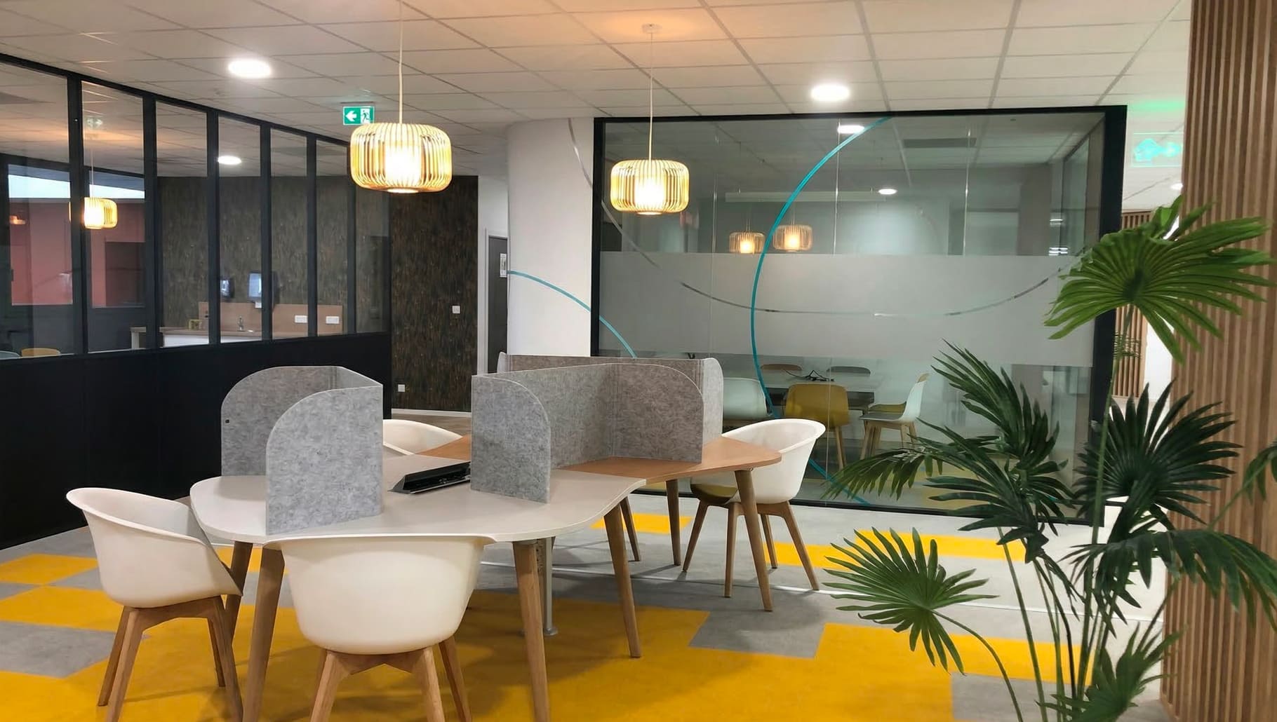 L'espace de travail avec les bureaux blancs et bois