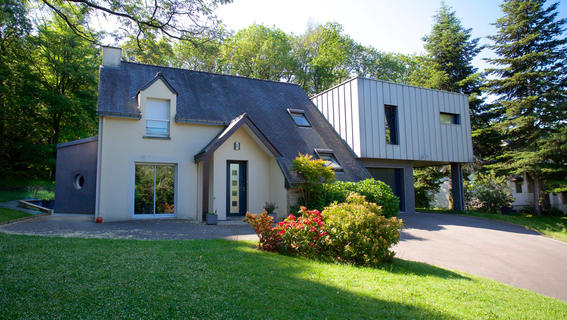 maison entière avec l'extension en zinc gris à droite et le garage